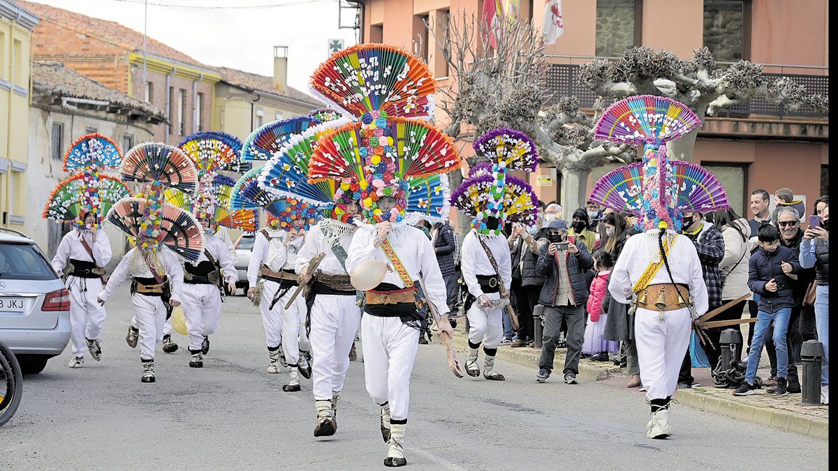 Los guirrios marcan la tarde del Domingo de Antruejo en Llamas. | MAURIO PEÑA