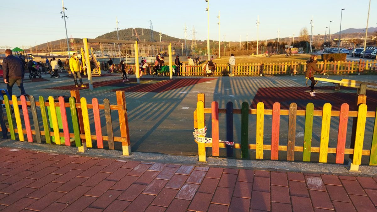La puerta del parque de La Rosaleda no permitía el cierre y suponía un peligro para los niños. La puerta del parque de La Rosaleda no permitía el cierre y suponía un peligro para los niños.