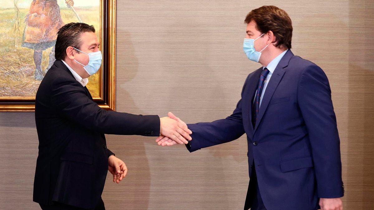 Luis Mariano Santos y Alfonso Fernández Mañueco momentos antes de su reunión en Valladolid. | EP