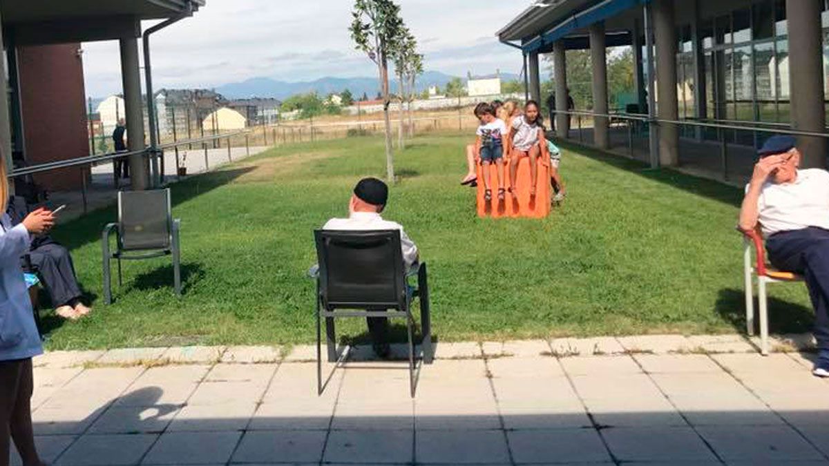 Imagen del jardín del centro de Alzheimer Bierzo en Ponferrada.