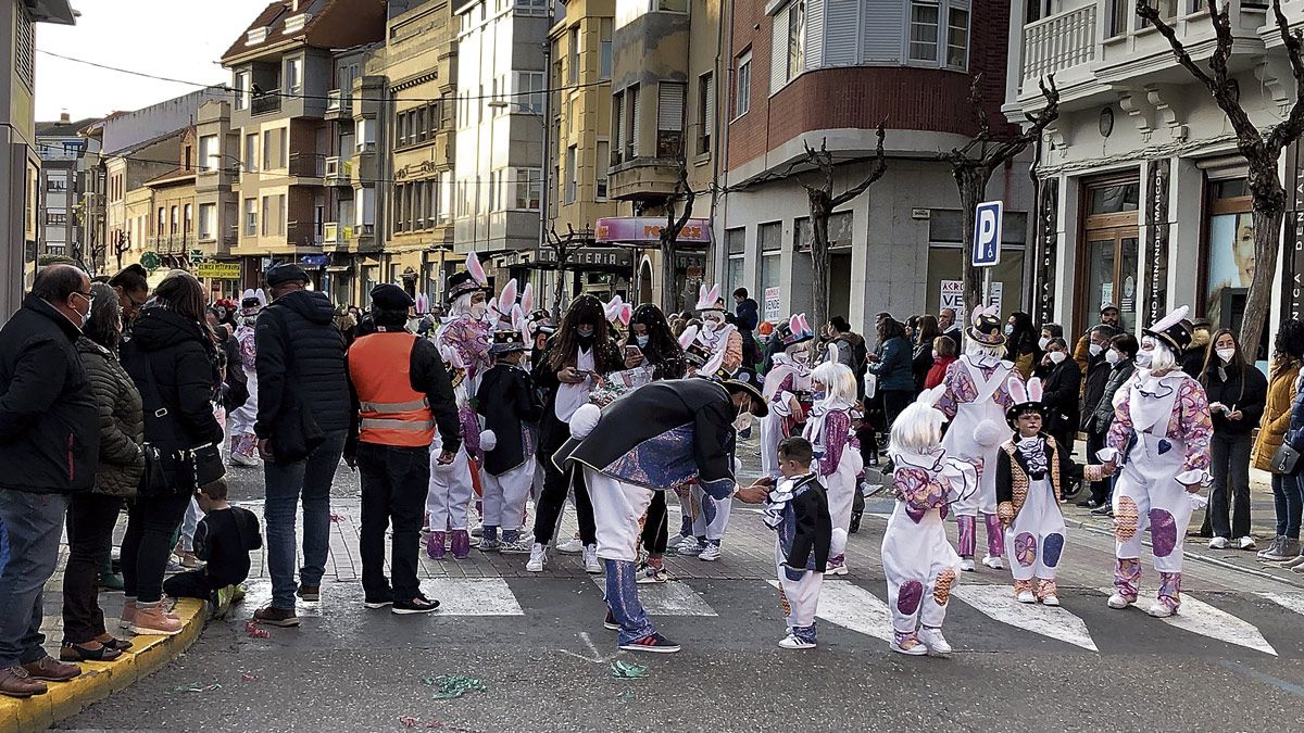 Los grupos, más reducidos por el covid, estrenaron sus trajes. | ABAJO