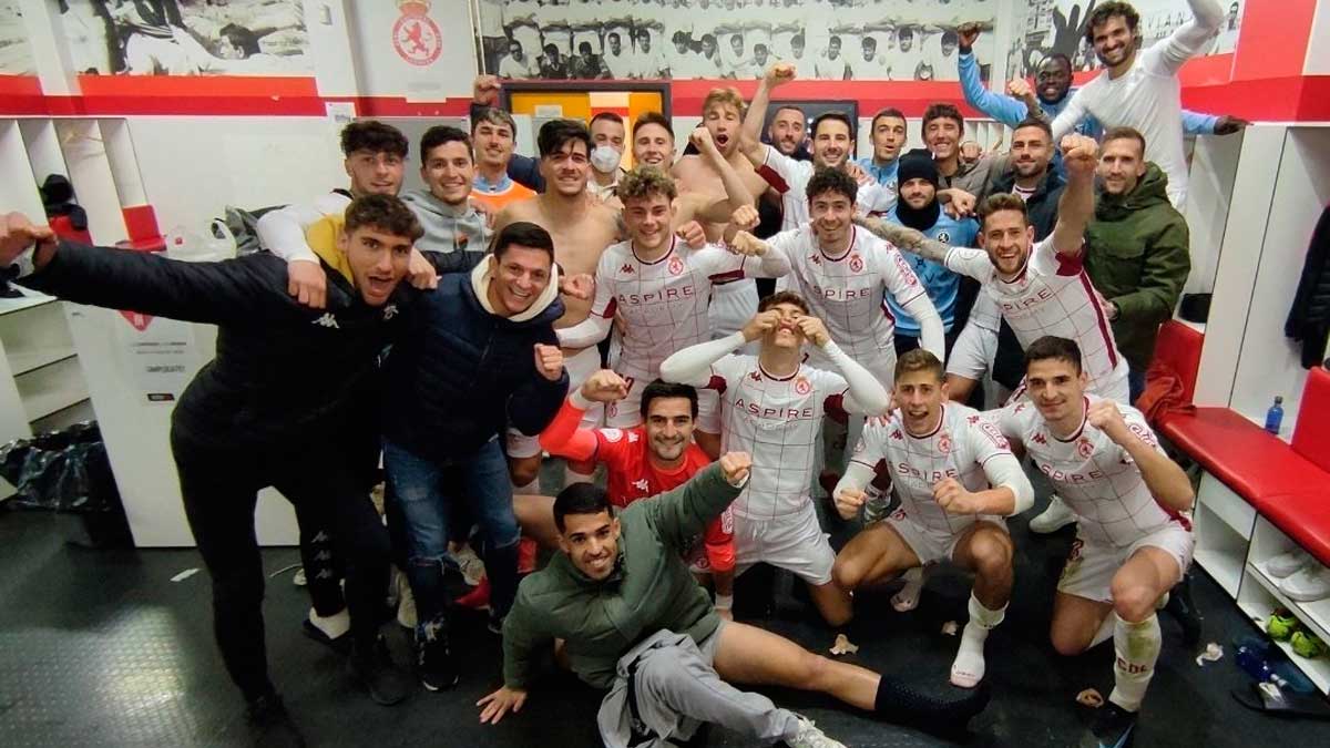 Los jugadores celebran una victoria en el vestuario. | CYD