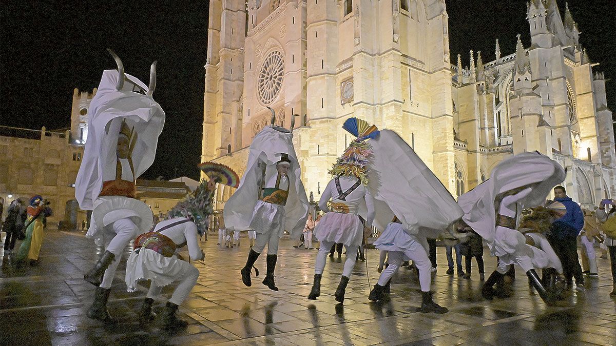 Los mozos de Velilla en la plaza de Regla exhibiendo su tradición. | MAURICIO PEÑA