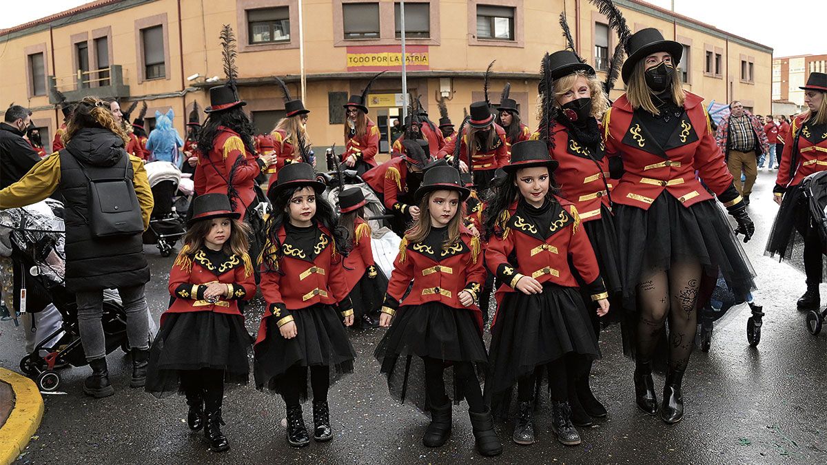 A pesar de la amenaza de lluvia los carnavaleros bañezanos hicieron gala de sus ganas de fiesta y salieron ayer a la calle. | MAURICIO PEÑA