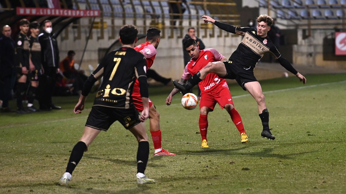 Álvaro Juan intenta recuperar un balón frente al Tudelano. | MAURICIO PEÑA