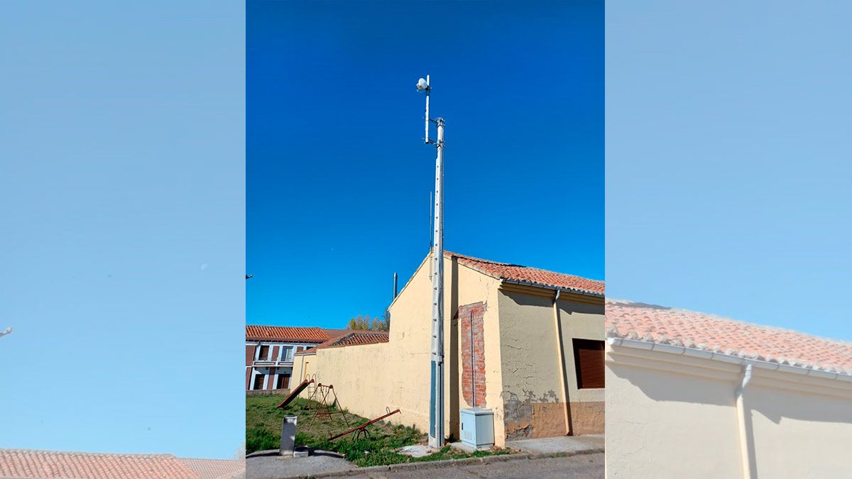 La antena instalada en Acebes del Páramo. | L.N.C.