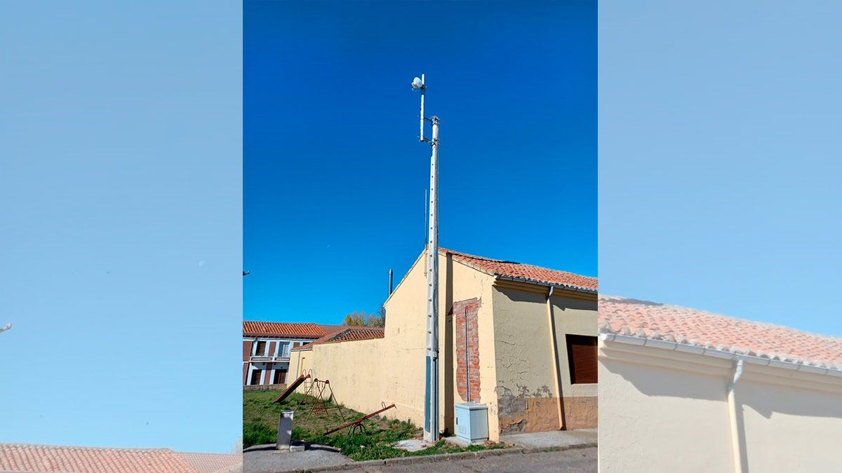 La antena instalada en Acebes del Páramo. | L.N.C. La antena instalada en Acebes del Páramo. | L.N.C.