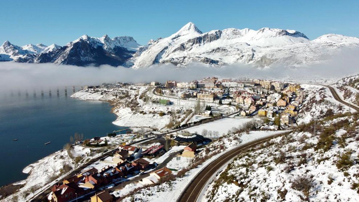 Así se encontraba este miércoles Riaño tras haber amanecido nevando y con unas reservas de agua que se encuentran al 77,6% de su capacidad. | JAVIER RECIO