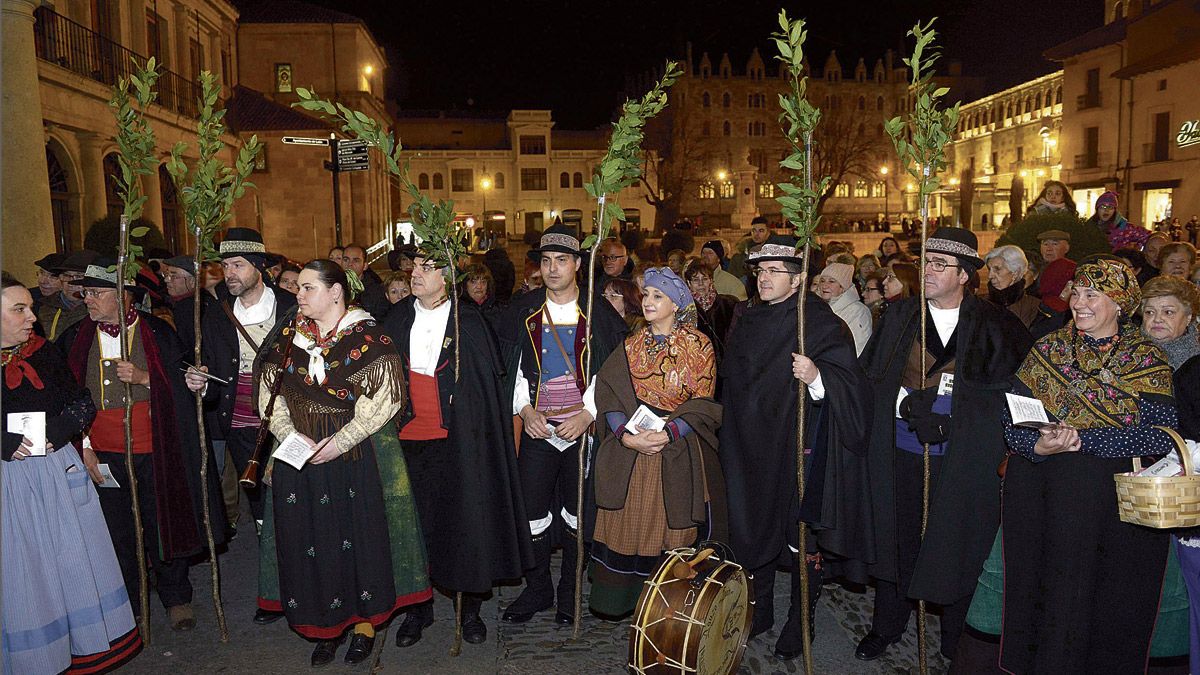 Los componentes de la Asociación Cultural Aguzo regresan este sábado con el tradicional ronda de las marzas. | MAURICIO PEÑA