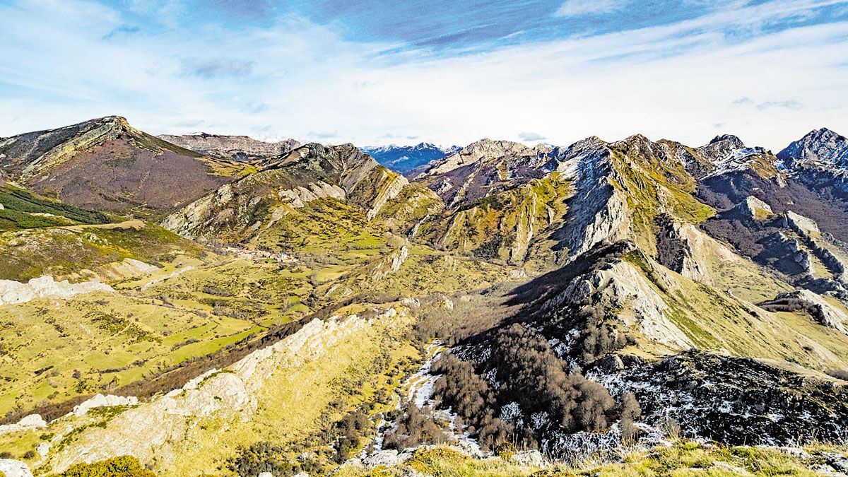 Vista de Lois desde el pico de la Joya. | VICENTE GARCÍA