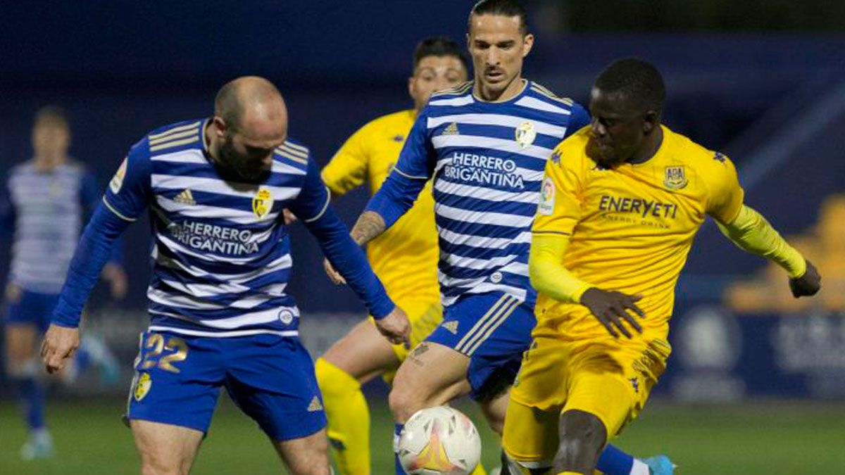 Paris intenta recuperar un balón frente al Alcorcón. | LALIGA