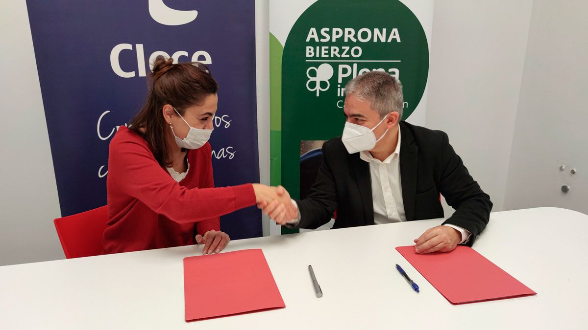 Firma del convenio entre ambas empresas.