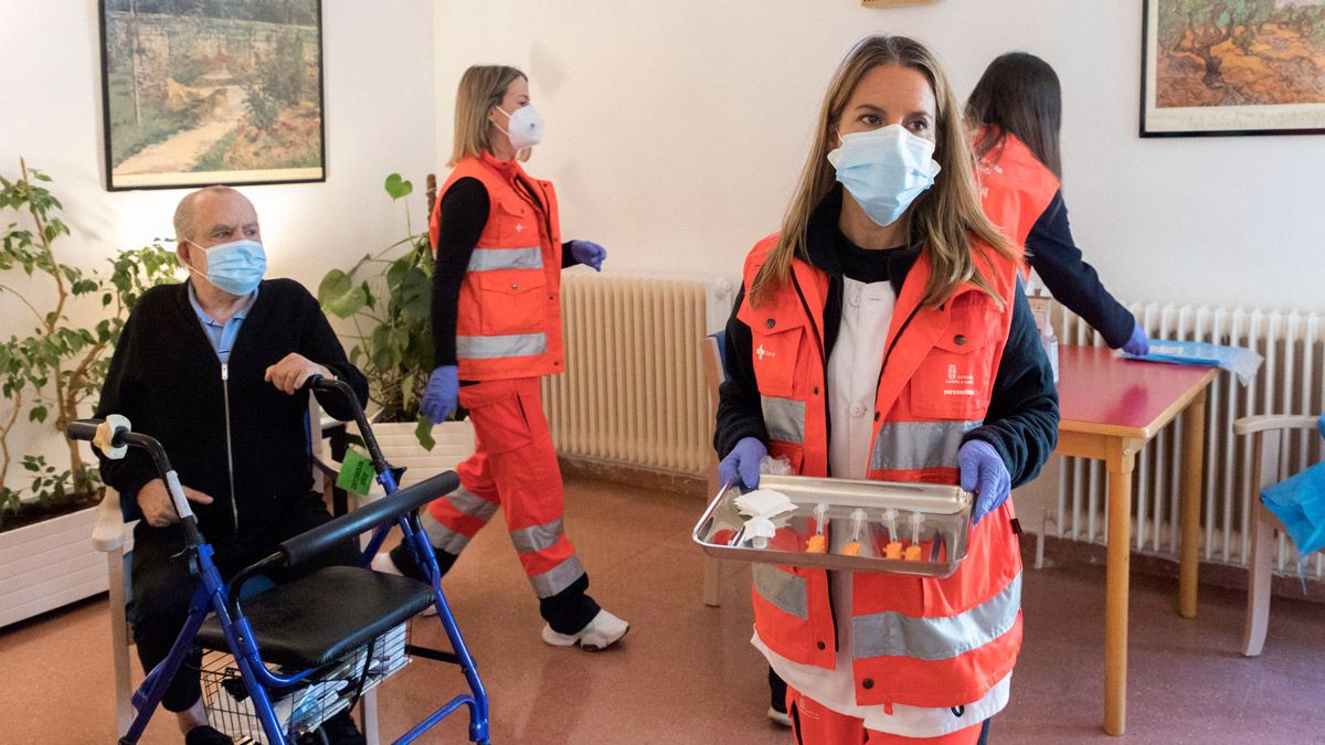 Imagen de archivo de enfermeras en una residencia de mayores. | ICAL