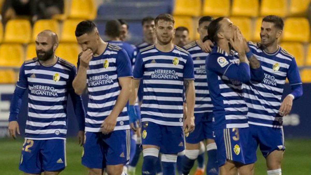 Los jugadores de la Deportiva festejan un gol ante el Alcorcón. | LALIGA