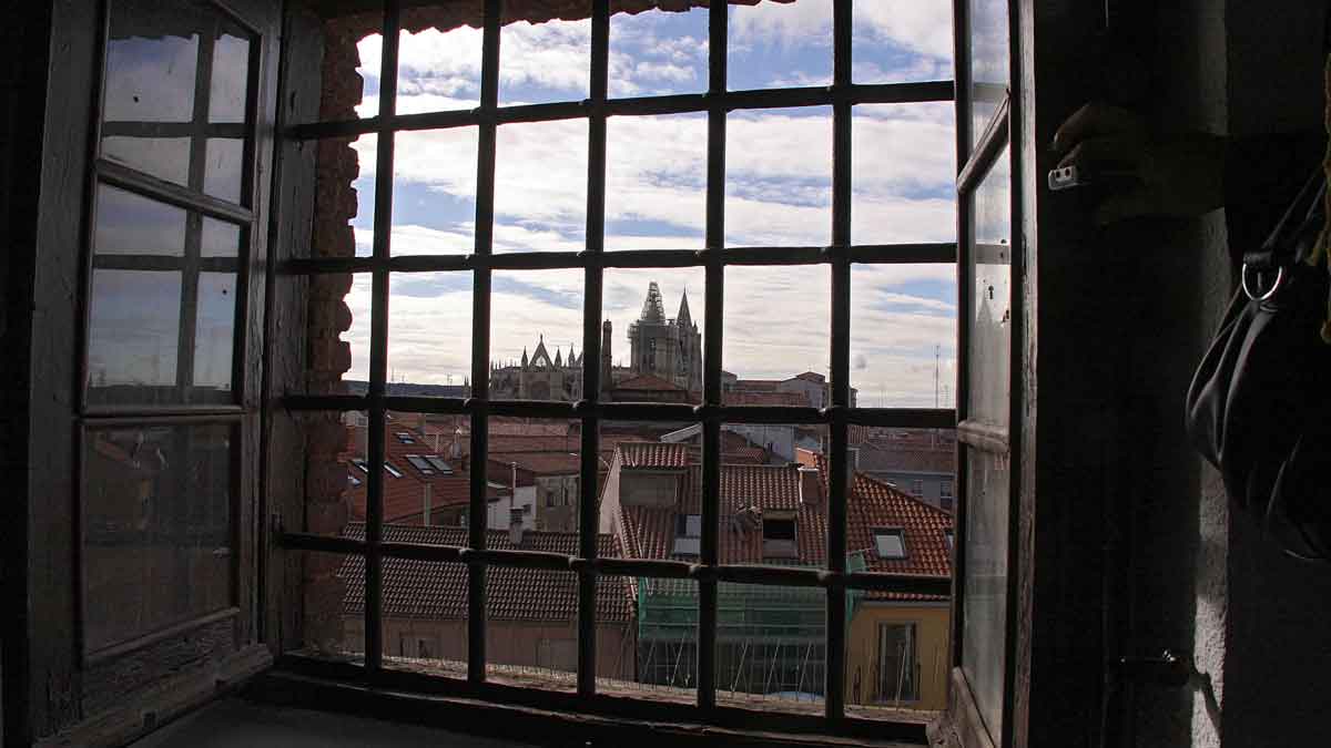 Las ventanas del Archivo de León, aún enrejadas de cuando era la cárcel de León. | ICAL