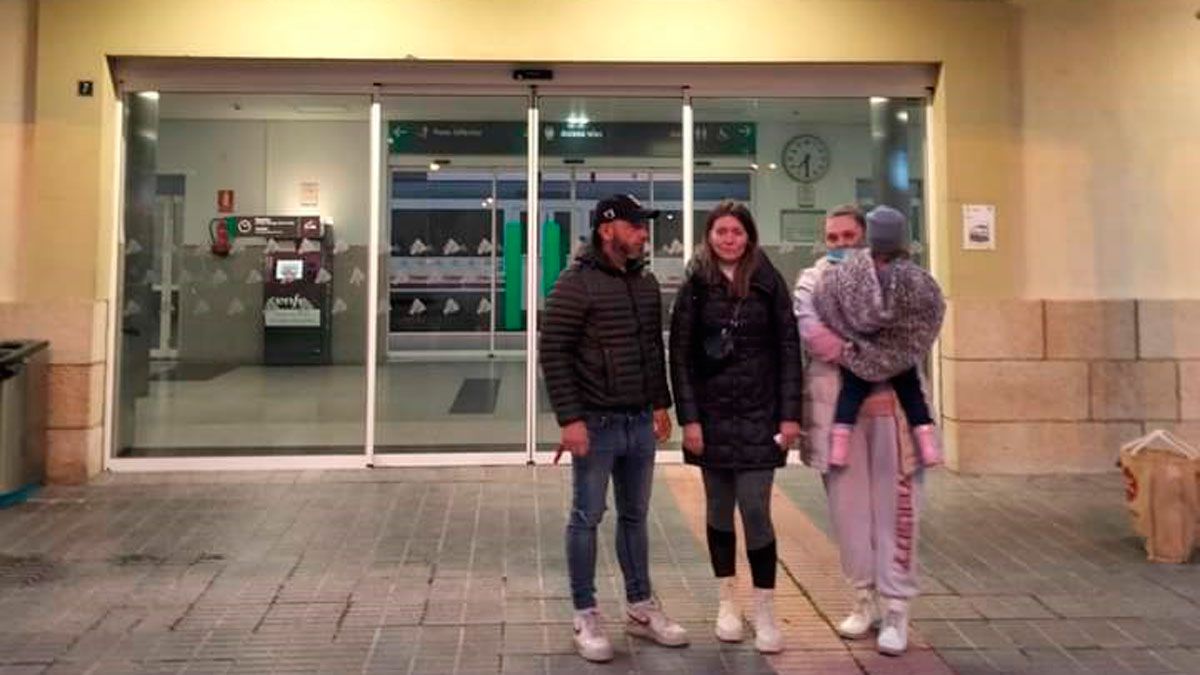 Llegada de la primera refugiada a la estación de tren de Ponferrada. | LUCIANO ARIAS Llegada de la primera refugiada a la estación de tren de Ponferrada. | LUCIANO ARIAS
