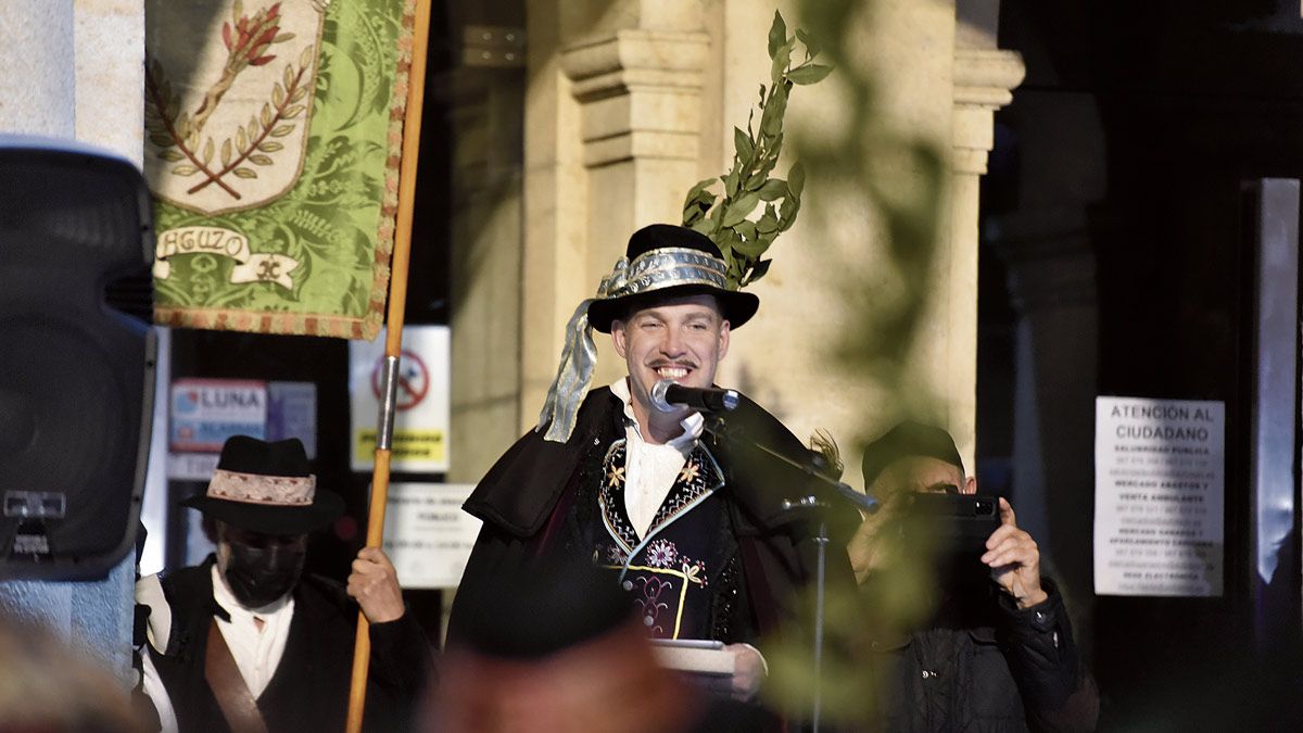 La comitiva cantó y bailó como manda la tradición por las calles del Casco Histórico y con parada en San Marcelo. | SAÚL ARÉN