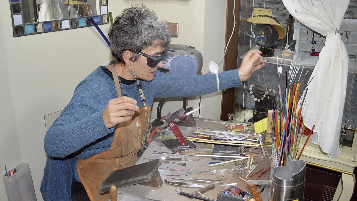 Alma Ruth Magallanes trabajando en su taller de artesanía del vidrio con soplete La cárcel, donde realiza sus creaciones como un taller abierto. | F. FERNÁNDEZ