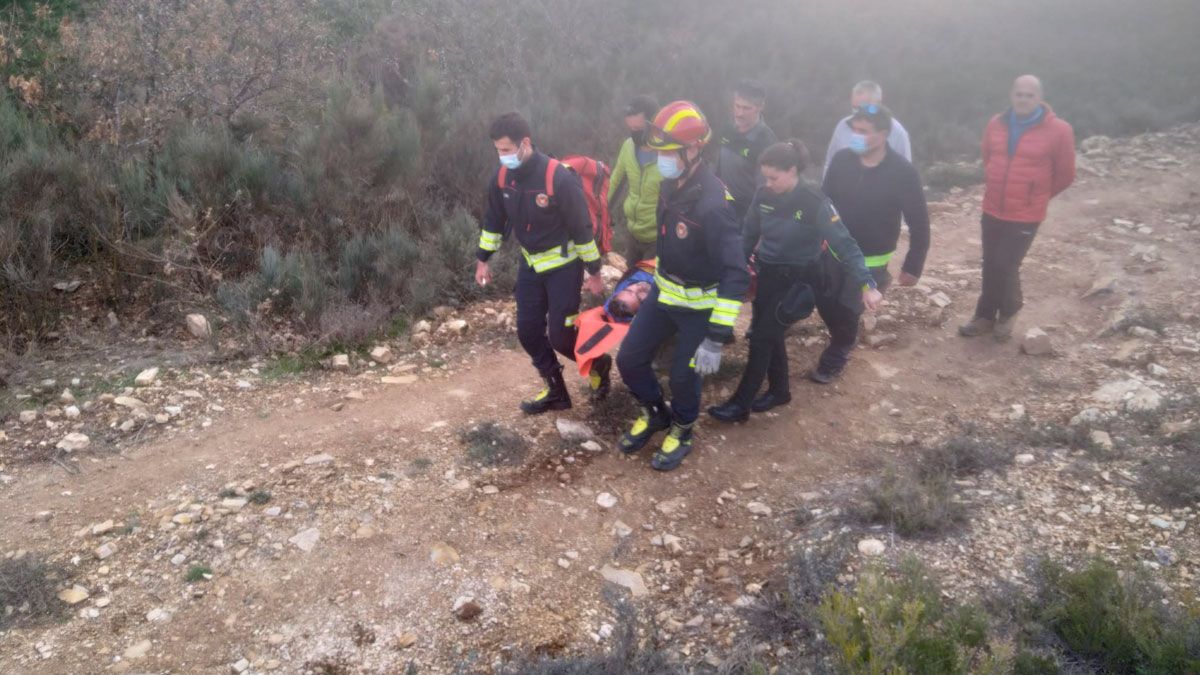 Traslado del herido por los Bomberos de Ponferrada. | BOMBEROS PONFERRADA