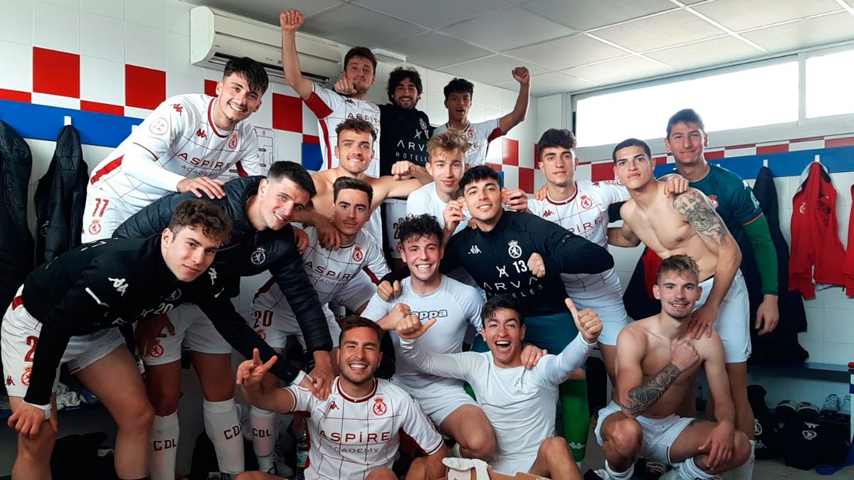 Los jugadores del Júpiter festejan el triunfo en el vestuario. | CYD Los jugadores del Júpiter festejan el triunfo en el vestuario. | CYD