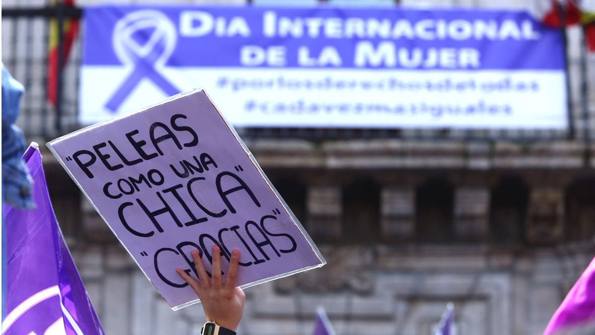 Un cartel frente al Ayuntamiento de Ponferrada, en una manifestcaión de ediciones anteriores del 8M. | Ical