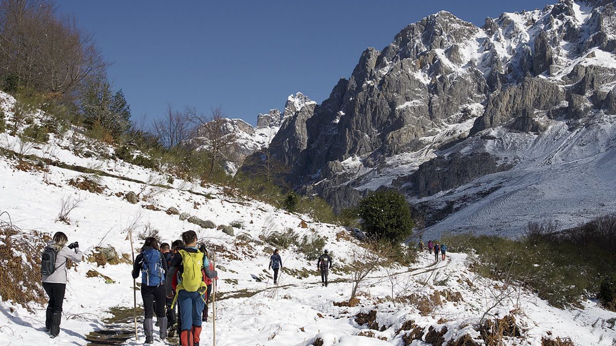 Un momento de la raquetada atravesando los espectaculares paisajes del Valle de Valdeón, con mejor tiempo del esperado y anunciado . | ISIDORO R. CUBILLAS