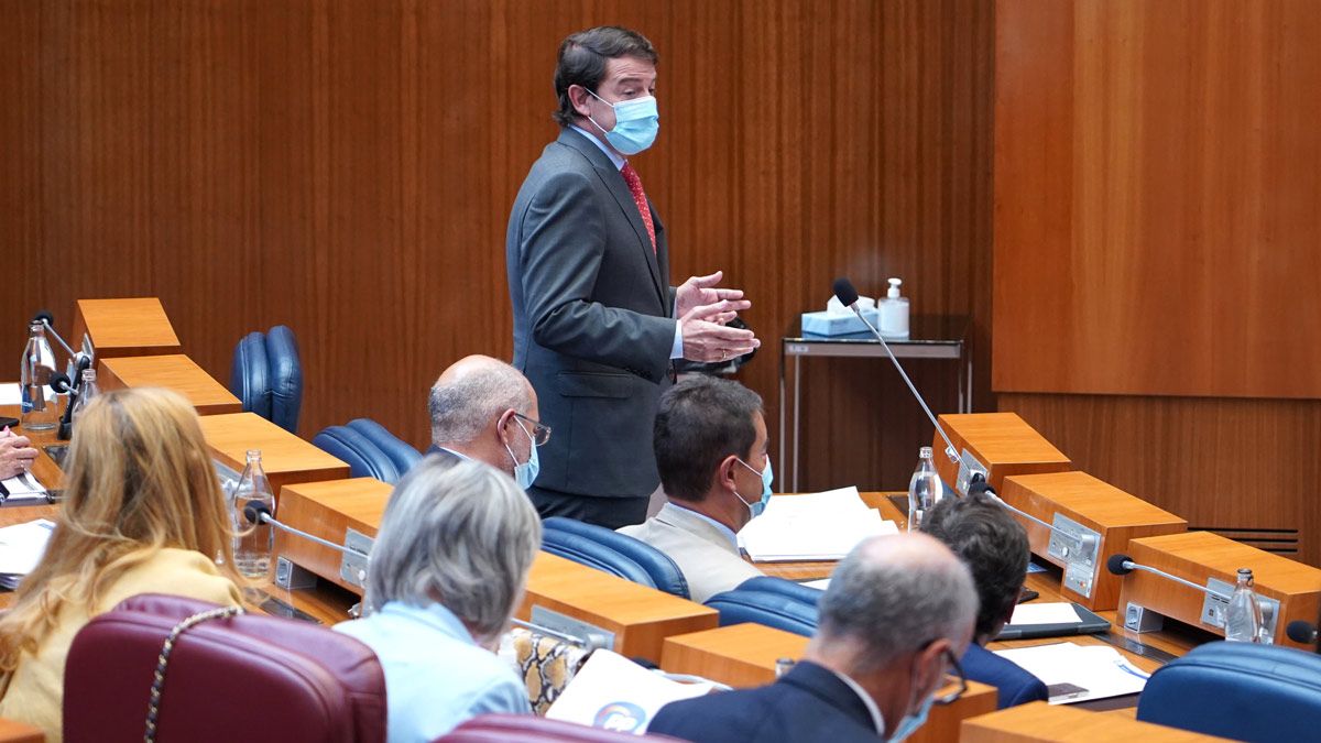 Alfonso Fernández Mañueco interviene en un pleno de las Cortes. | MIRIAM CHACÓN / ICAL