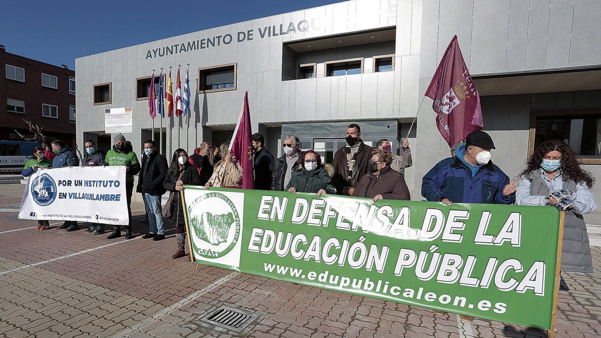 La protesta tuvo lugar este lunes junto al Ayuntamiento. | ICAL