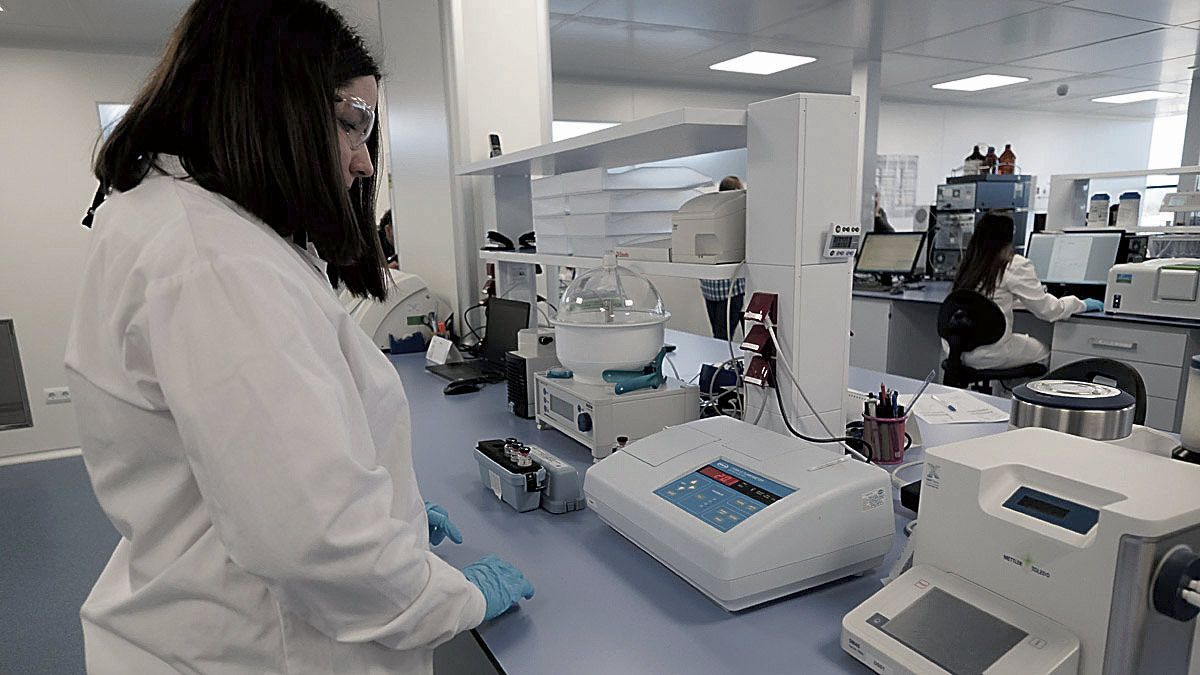 Trabajadoras en un laboratorio de León en una imagen de archivo. | DANIEL MARTÍN