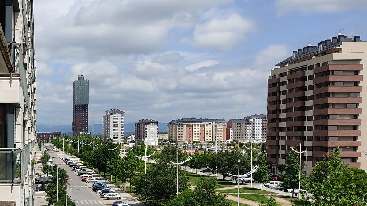 Imagen de la céntrica avenida del barrio de la Rosaleda, actualmente llamada  bulevar 'Juan Carlos I Rey de España'. D.M.