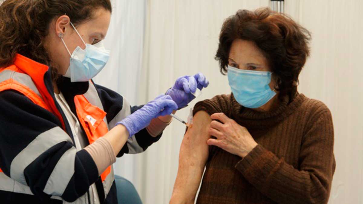 Una mujer se vacuna contra el Covid. | ICAL