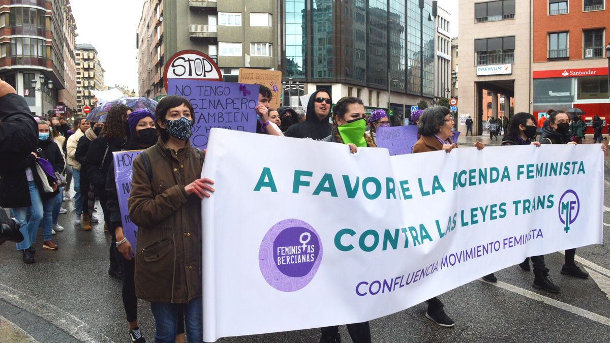 Una de las pancartas portadas en la manifestación d este mediodía en Ponferrada. | D.M.