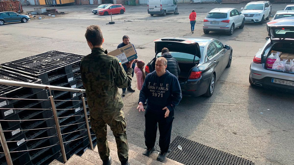 Entrega de los productos que transportaron este domingo desde León. | L.N.C.