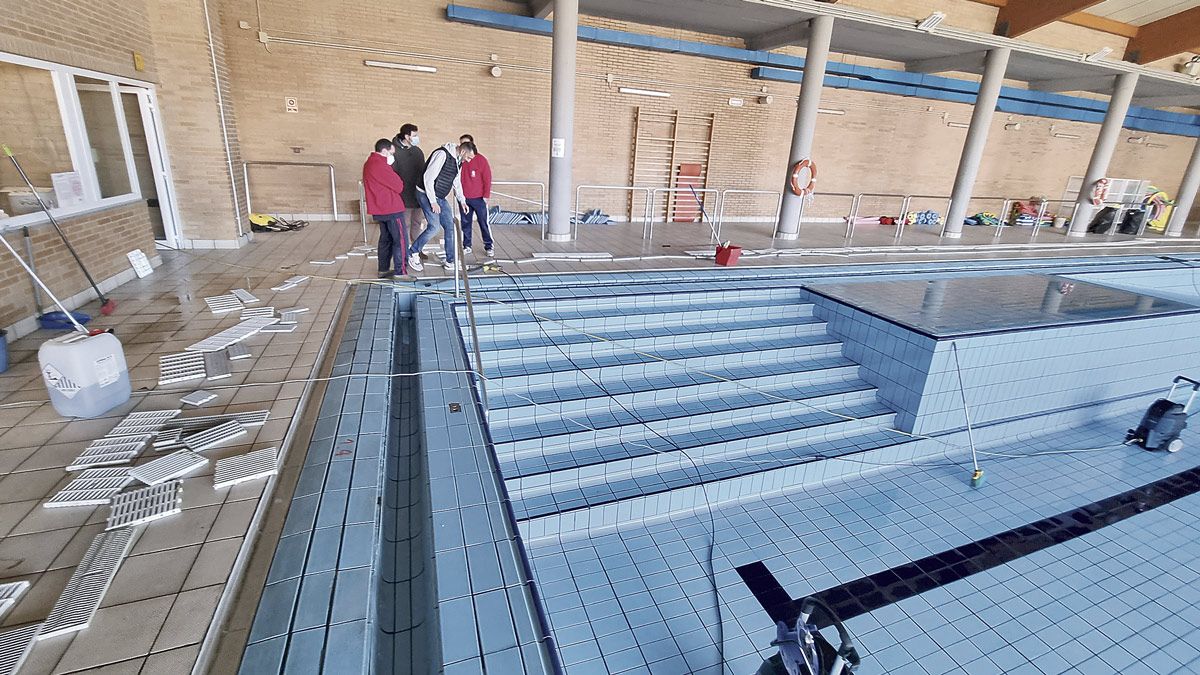 El concejal de Deportes, Rodrigo Valle, supervisa el avance de los trabajos en la piscina de Navatejera. | L.N.C.