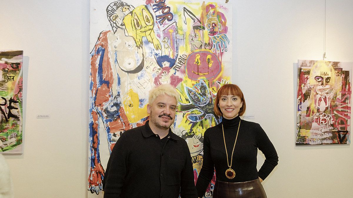 El artista Alexandre Casal junto a la leonesa y alma de la exposición, Ana Belén Menéndez. | VICENTE GARCÍA