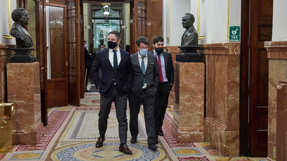 En primer término, el líder de Vox a su llegada al Congreso. | E.P.