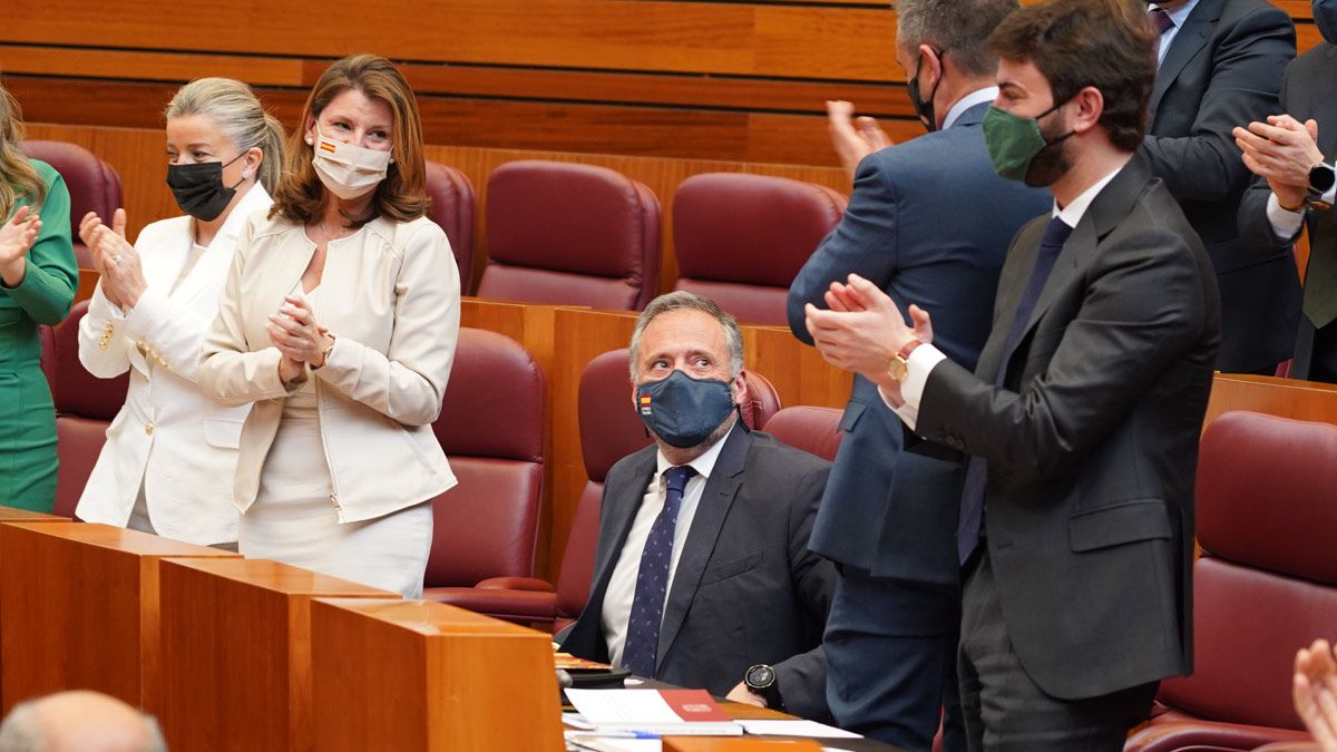 Carlos Pollán (sentado) en el momento de su elección. | MIRIAM CHACÓN / ICAL