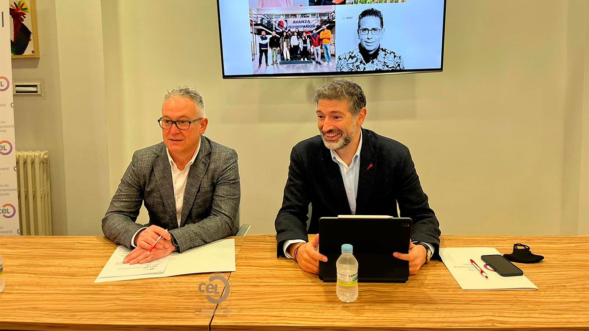 El secretario general del CEL, Nicesio Álvarez (izquierda), y el presidente, Julio César Álvarez, presentan los premios. | SAÚL ARÉN El secretario general del CEL, Nicesio Álvarez (izquierda), y el presidente, Julio César Álvarez, presentan los premios. | SAÚL ARÉN