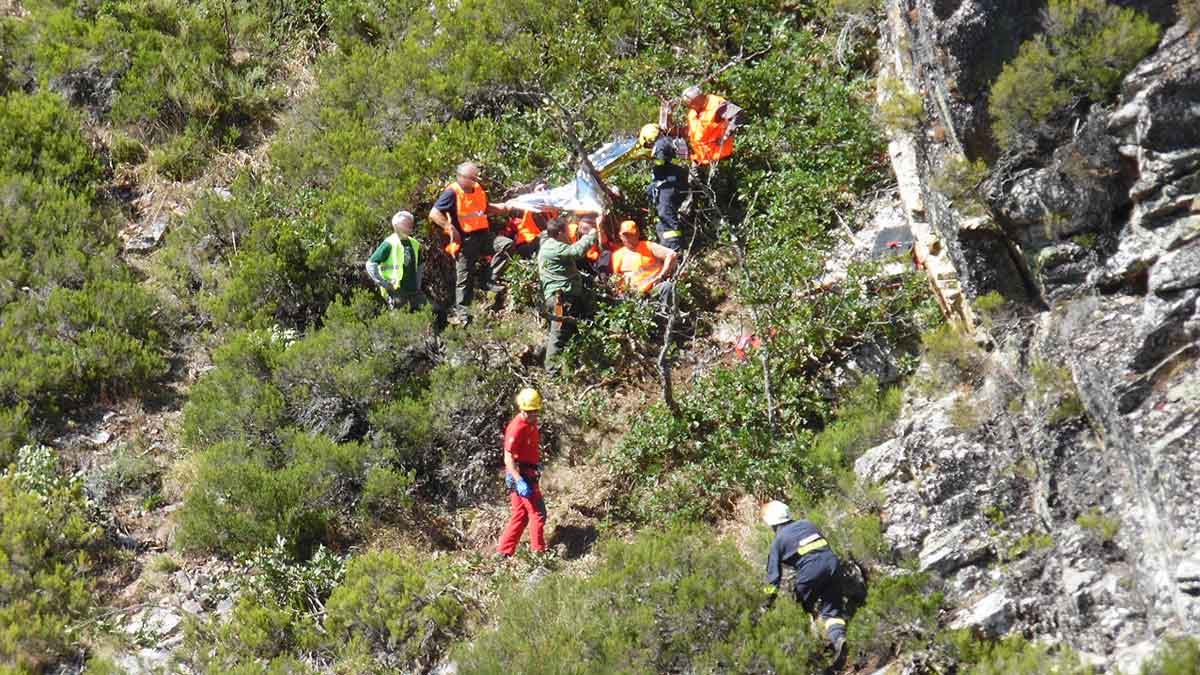 Un momento del rescate del cazador herido en el pico Gallo. | 112