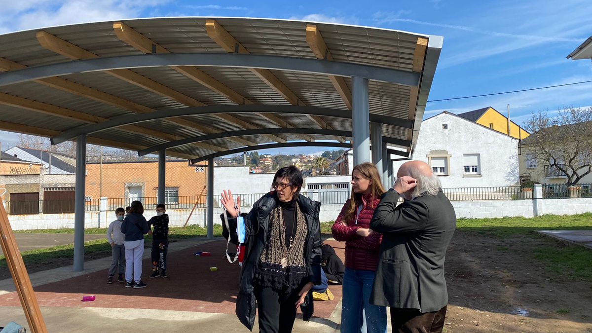 La delegada de la Junta en León el director provincial de Educación en su visita al colegio de Campo. I L.N.C