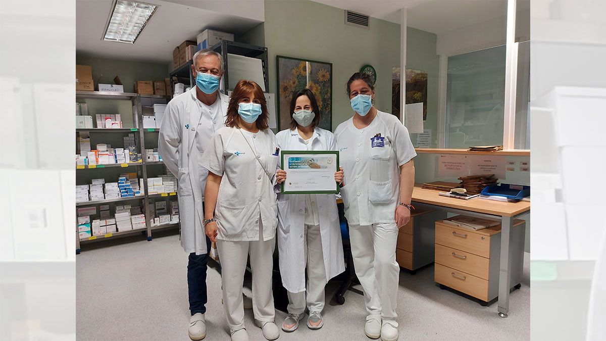 El equipo del Servicio de Farmacia del Caule con el diploma acreditativo. | L.N.C.