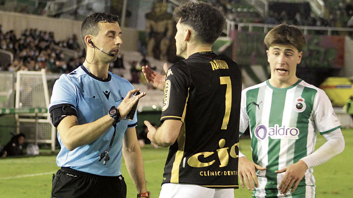 Aarón conversa con el árbitro en el choque en Santander. | ISAAC LLAMAZARES