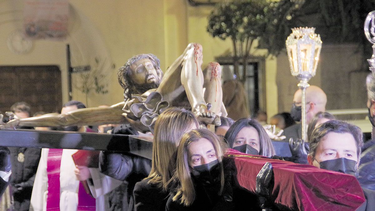 El Via Crucis recorrió durante más de tres horas las calles del León histórico. | MERCEDES BLANCO El Via Crucis recorrió durante más de tres horas las calles del León histórico. | MERCEDES BLANCO
