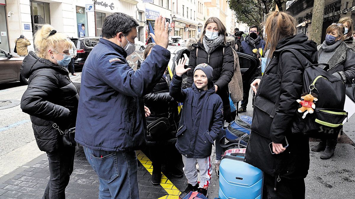 Llegada a Burgos de los empresarios leoneses David de la Riva y Francisco Javier Colino con los refugiados ucranianos que trasladaron. | ICAL