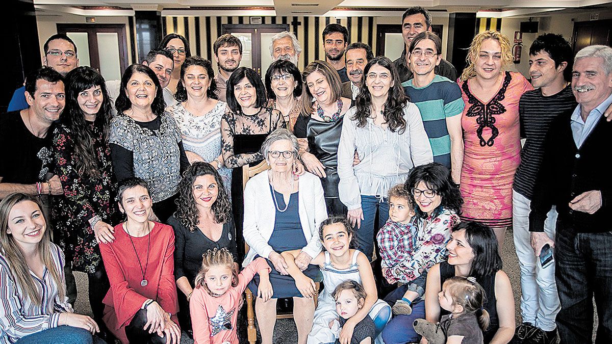 Nati rodeada de su "gran familia" en una celebración familiar.