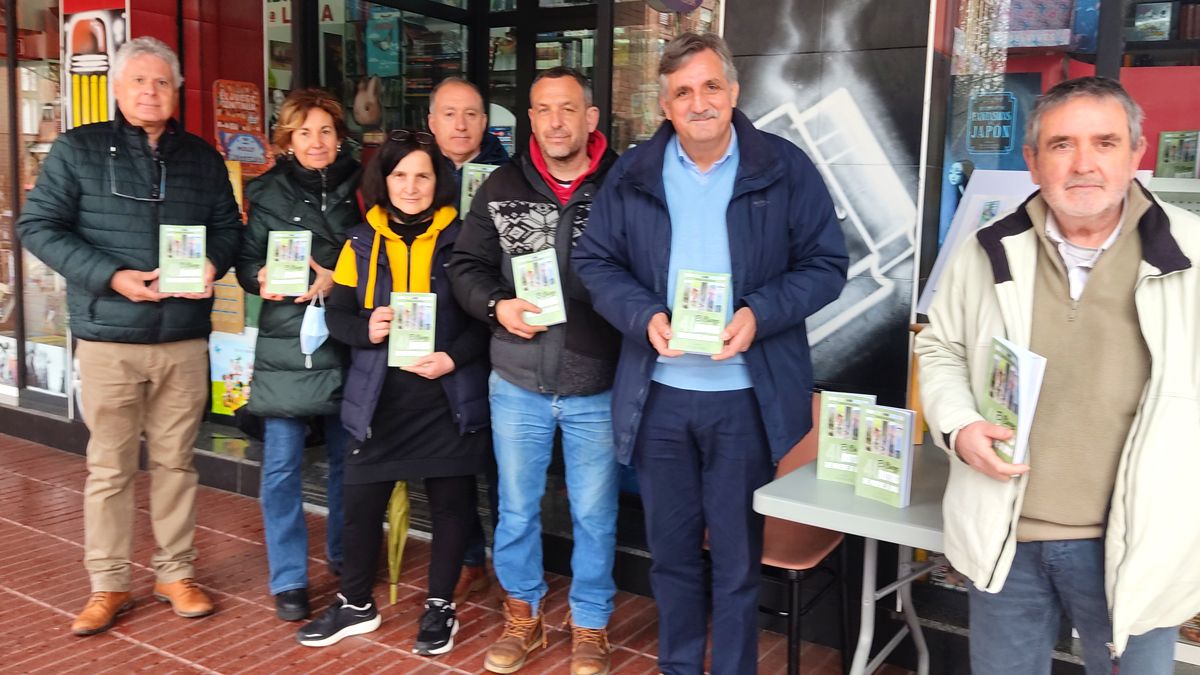 Francisco Arias Ferrero, en el centro con jersey azul, junto a lectores y clientes de Primera Línea. | D.M.