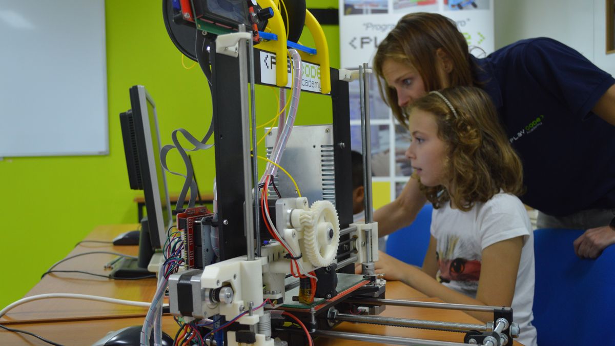 Una maestra presta ayuda a una de las alumnas de la academia junto a un dron. | L. N. C.