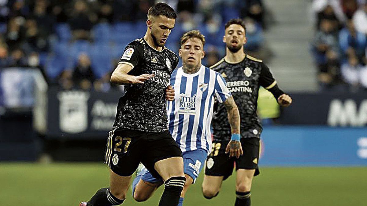 Copete saca el balón jugado pese a la presión de los atacantes malagueños. | LALIGA