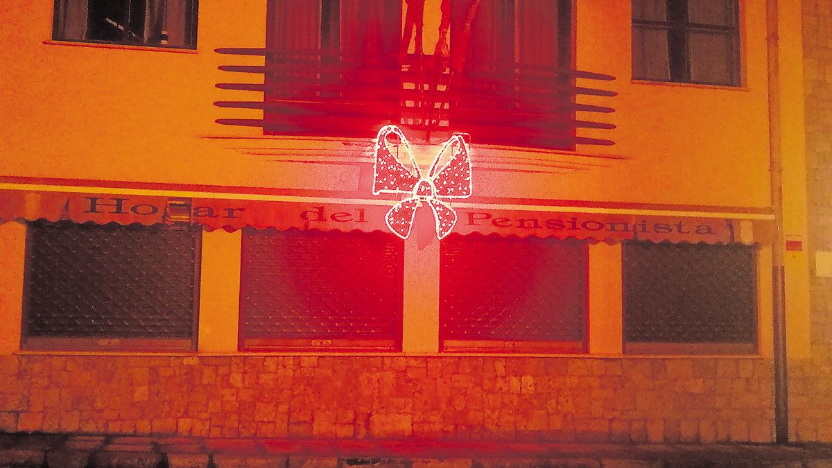 Después de las navidades el Hogar del Pensionista bajó las persianas, era el último que permanecía abierto en "el pueblo". Después de las navidades el Hogar del Pensionista bajó las persianas, era el último que permanecía abierto en "el pueblo".