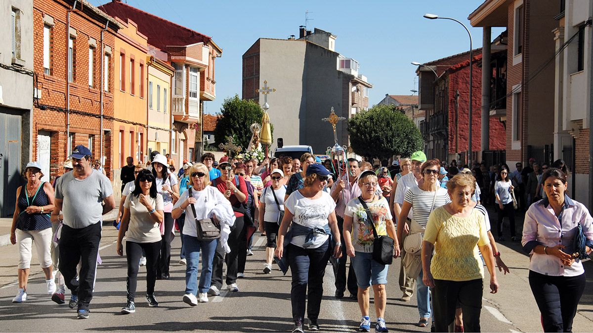 Justo delante de la Virgen, muchos de los devotos que recorrieron a pie los 11 kilómetros del recorrido; algunos llevaron las cruces parroquiales. | ABAJO
